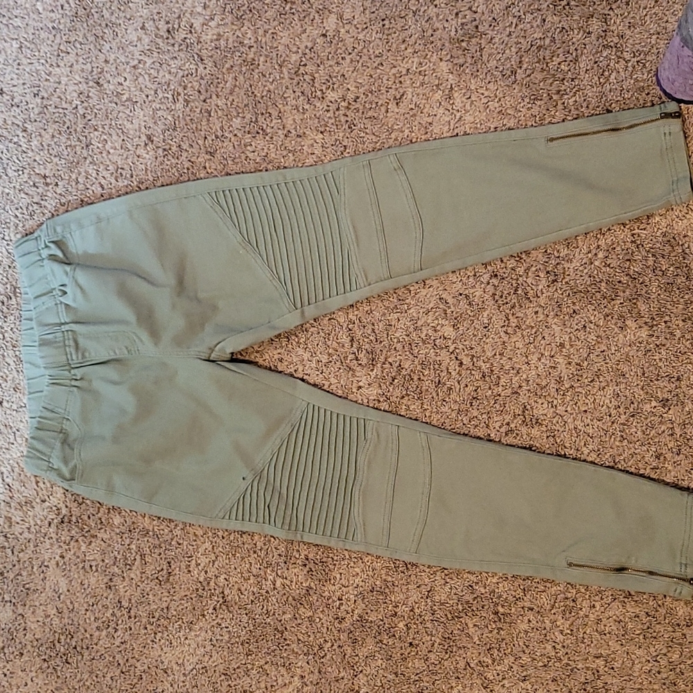 Never worn Jennings with cool zipper at the bottom